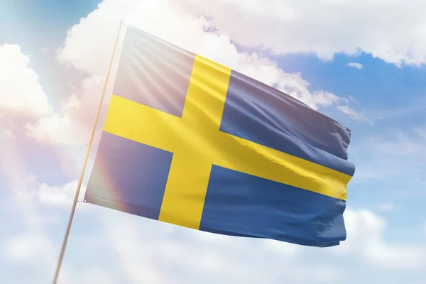 Céu Azul Ensolarado Mastro Bandeira Com Bandeira Suécia — Fotografia de Stock