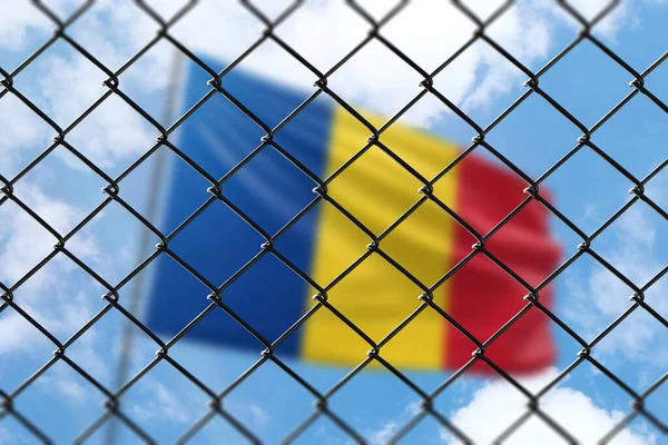 Stalowa Siatka Tle Błękitnego Nieba Maszt Flagowy Flagą Rumunii — Zdjęcie stockowe