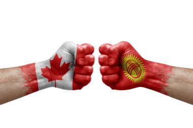 Beyaz arka planda birbirini yumruklayan iki el. Ülke bayrakları boyalı yumruklar, Kanada ve Kırgızistan arasındaki çatışma krizi konsepti. Tarihi bayrak