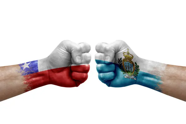 Δύο Χέρια Χτυπούν Ένα Άλλο Λευκό Φόντο Σημαίες Χωρών Ζωγραφισμένες — Φωτογραφία Αρχείου