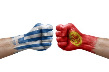 Beyaz arka planda birbirini yumruklayan iki el. Ülke bayrakları boyalı yumruklar, Yunanistan ve Kırgızistan arasındaki çatışma krizi konsepti. Tarihi bayrak