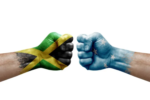 Две Руки Бьют Друг Друга Белом Фоне Флаги Стран Раскрашены — стоковое фото