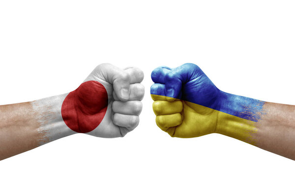 Две руки бьют друг друга на белом фоне. Флаги стран раскрашены кулаками, концепция конфликта между Японией и Украиной