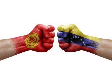 Beyaz arka planda birbirini yumruklayan iki el. Ülke bayrakları boyalı yumruklar, Kırgızistan ve Venezuela arasındaki çatışma krizi kavramı. Tarihi bayrak