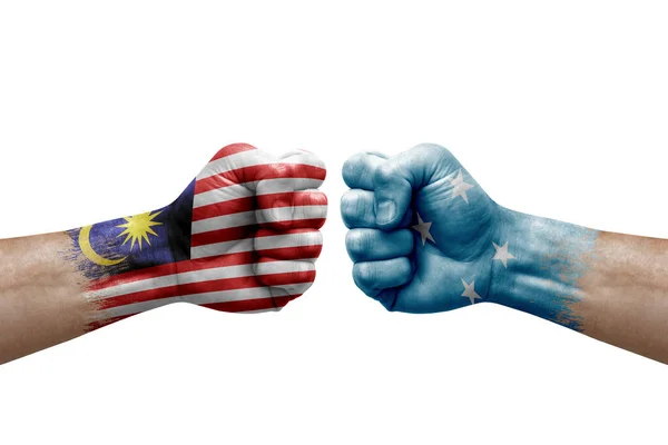Дві Руки Ударяють Одна Одній Білому Тлі Прапори Країн Намальовані — стокове фото