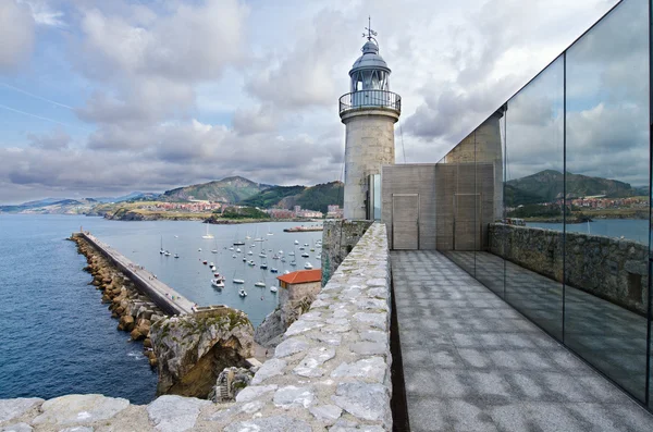 Leuchtturm und Hafen von castro urdiales, spanien. — Stockfoto