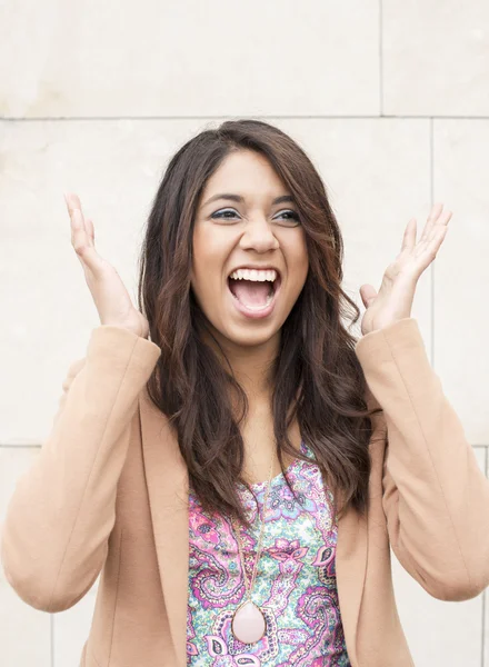 Hermosa mujer sonriente gritando de alegría y sorpresa . —  Fotos de Stock