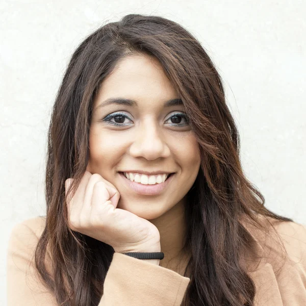 Retrato de una joven sonriente. — Foto de Stock