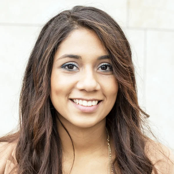 Retrato de una joven sonriente. — Foto de Stock