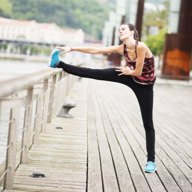 genç kadının yapması şehirde uzanır.