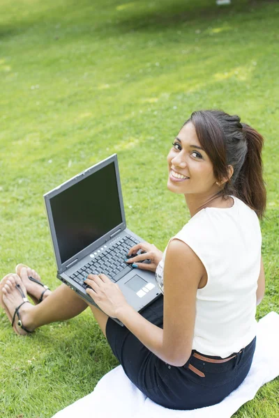 Sorria Empresária com Computador no Parque . — Fotografia de Stock