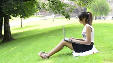 kadın parkta bilgisayar ile çalışma.