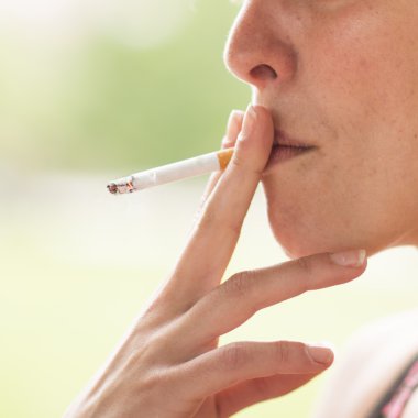 Sigara duman exhaling kadınla.