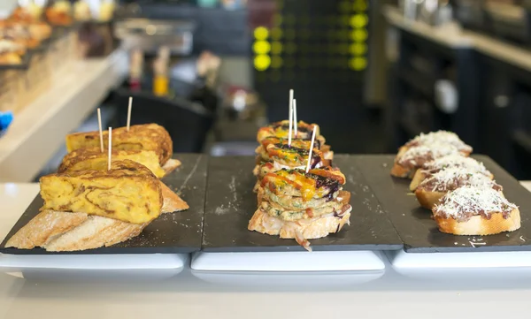 Comida española, calabaza de tapas, patata y atún . — Foto de Stock