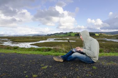 bilgisayar bağımlısı öğrenci.