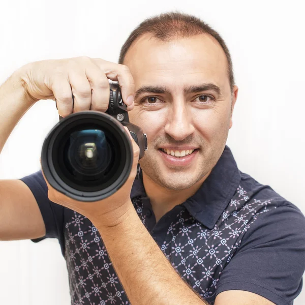 Rosto sorridente do fotógrafo com câmera . — Fotografia de Stock