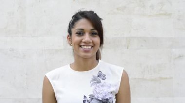 gülümseyen çekici genç bir kadın portresi.