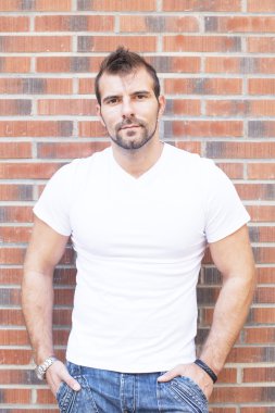 duvar arka planında kentsel erkek.