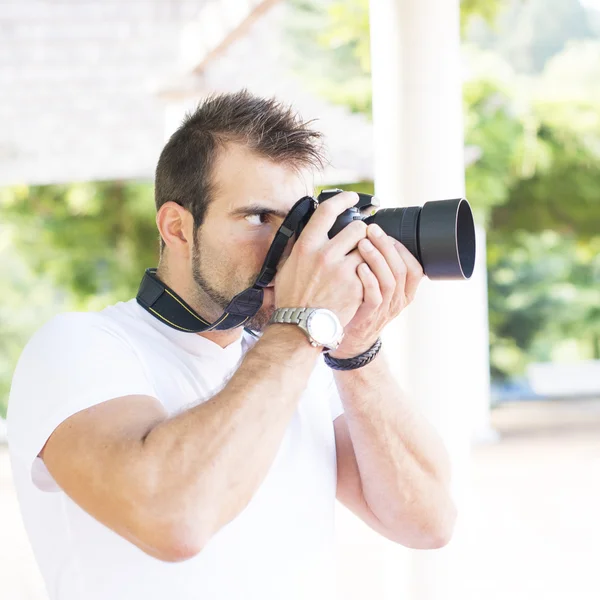 Fotógrafo usando câmera profissional . — Fotografia de Stock