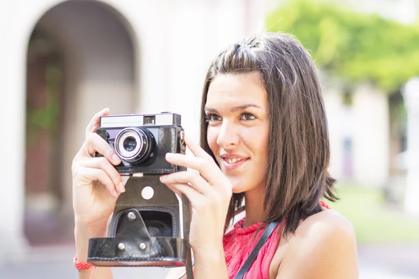 Portret van mooie vrouw met retro camera. — Stockfoto