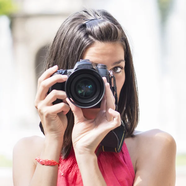 Fotógrafo usando câmera profissional . — Fotografia de Stock