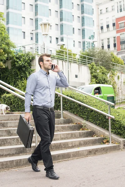 Affärsman med portföljen prata via telefon på gatan. — Stockfoto