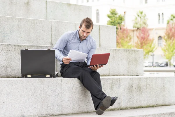 Zakenman laptopcomputer in de stad. — Stockfoto