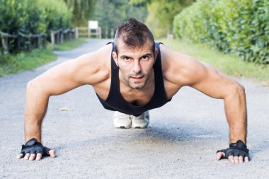 Açık yukarı itin yapan atletik erkek.