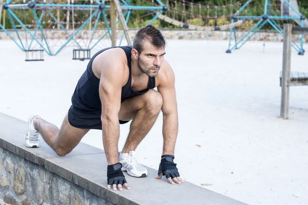 Homem atlético se preparando para a corrida . — Fotografia de Stock