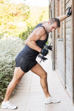 adam açık halter egzersiz.