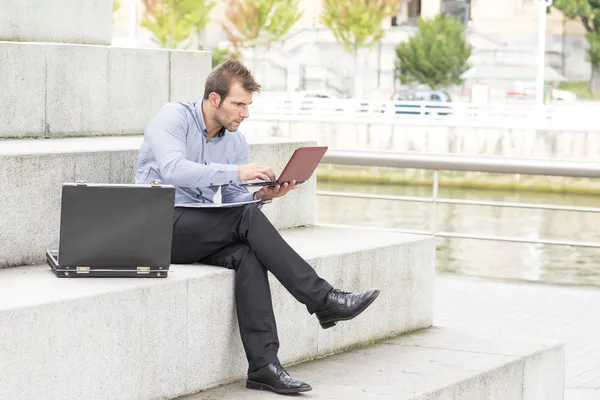 Geschäftsmann Laptop-Computer auf der Straße. — Stockfoto