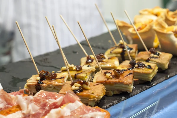 Pinzas de foie gras con piñones y pasas, españa . — Foto de Stock