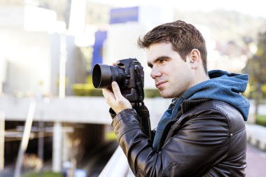 kamusal alan kamera ile fotoğrafçı.