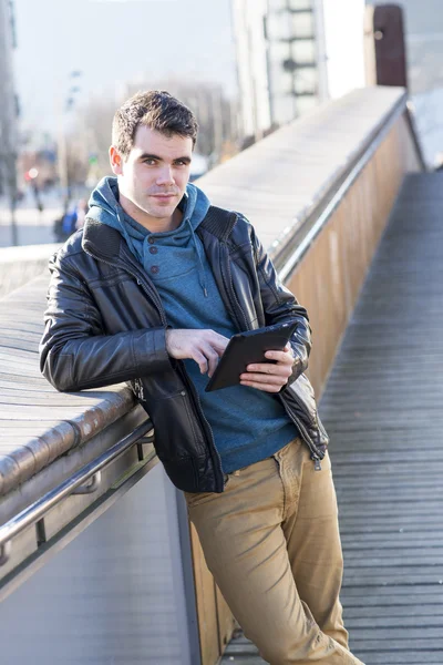 Man using tablet computer in public space. — Stock Photo, Image