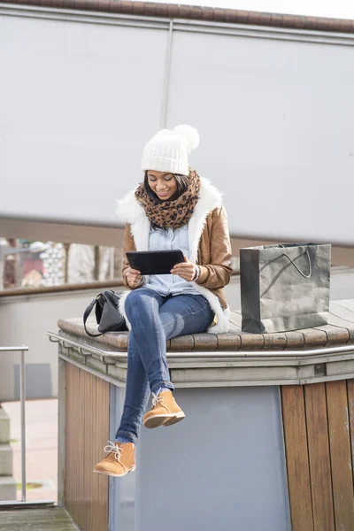 Mujer con bolsa de compras mirando tableta ordenador en la calle . —  Fotos de Stock