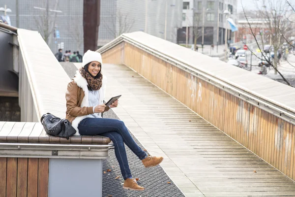 Estudiante sonriente usando tableta en la calle . — Foto de Stock