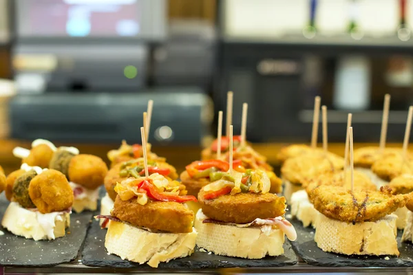 Tapas españolas de pescado con pimiento rojo y jamón . — Foto de Stock