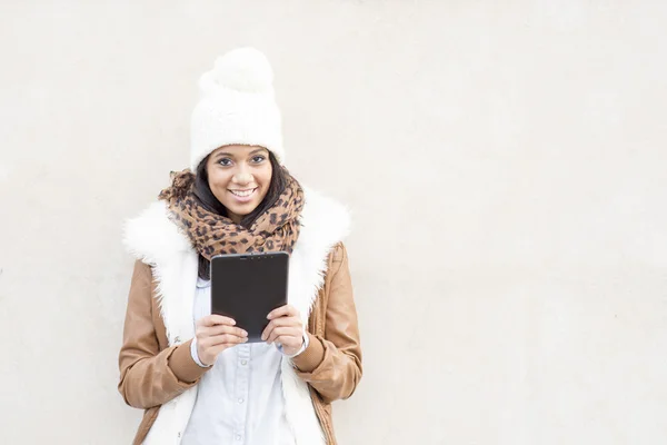 Retrato de mujer sonriente con capó y tableta en wal — Foto de Stock