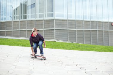 kaykaycı sokakta tepeden aşağı.