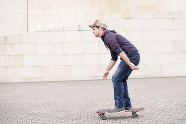 Skateboarder em ação na rua . — Fotografia de Stock