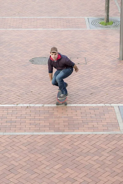 Skateboarder ao fundo da rua . — Fotografia de Stock