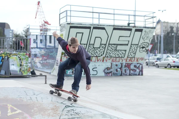 Skateboard uomo in azione nello skate park . — Foto Stock