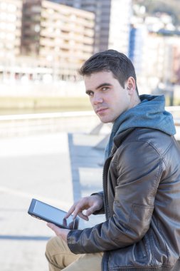 kamusal alanda öğrenci dizüstü tablet bilgisayar.