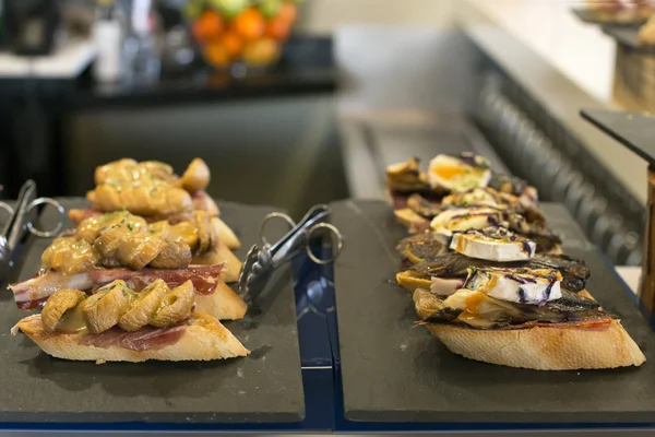 İspanyolca tapas, jambon, mantar ve Nermin, Bask mutfağı.