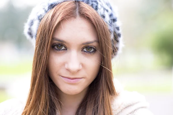 Retrato de close-up de atraente jovem com capô . — Fotografia de Stock