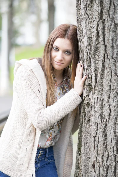 Ritratto di ragazza attraente che abbraccia un grande albero . — Foto Stock