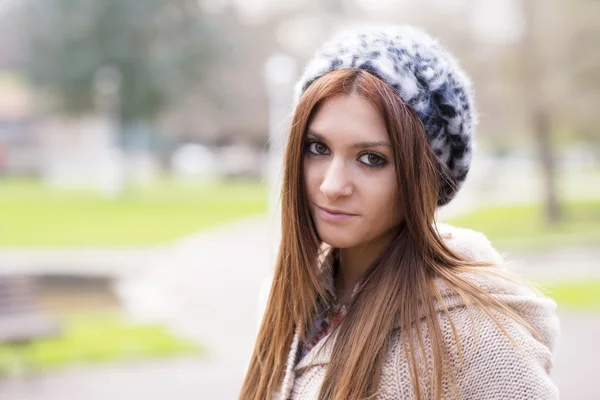 Portrait de jolie fille avec capot dans le parc . — Photo