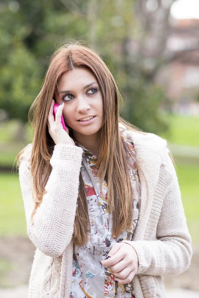 Attrayant jeune fille parler par téléphone dans la rue . — Photo