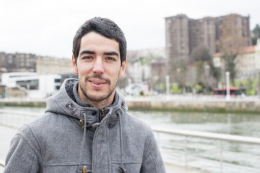 sokakta sakallı adam portresi.