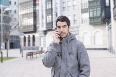 sokakta telefonla konuşan adam.